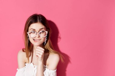 Güzel kadın gözlüğü küpeleri mücevher lüks pembe arka plan