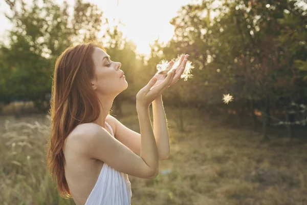 Donna attraente in un sundress bianco che riposa nella natura al tramonto — Foto Stock