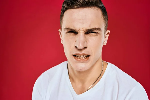 Homme en t-shirt blanc émotions mécontent expression faciale fond isolé — Photo