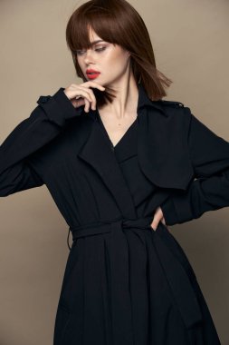 Güzel esmer, koyu renk ceketli, kendine güvenen bir stüdyo. 