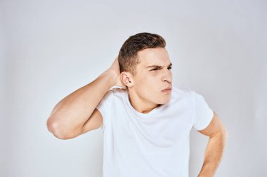 Beyaz tişörtlü hoş bir adam elleriyle jestler yapıyor. Duyguları stüdyoyu şaşırtıyor.