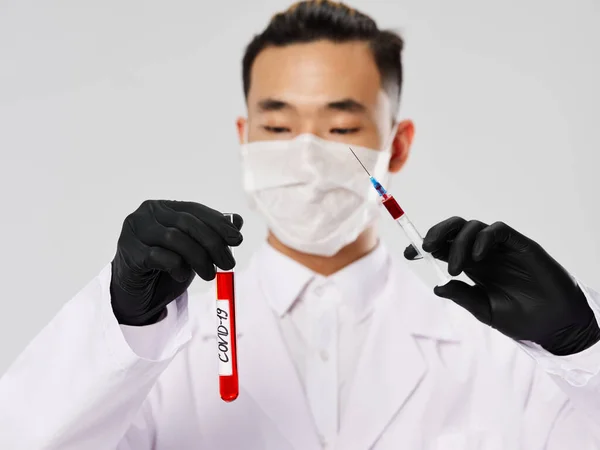 Азіатський чоловічий шприц діагностика крові Дослідження чорних рукавиць — стокове фото