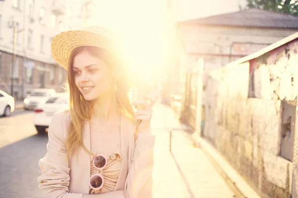 Glada kvinna i hatt äta glass gå utomhus sol — Stockfoto