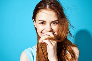 Neşeli kadın elbisesi ellerle hareket ediyor. Göz kamaştırıcı, mavi manzaralı, izole arka plan.