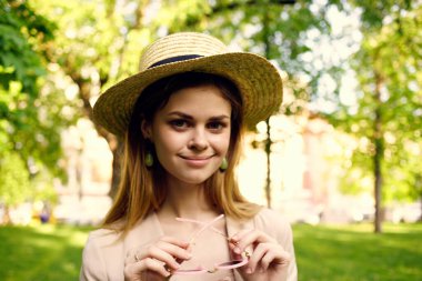 Parktaki neşeli kadın taze hava seyahati dışarıda yeşil çimenler.