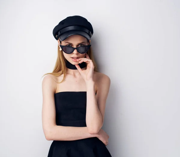 Mujer elegante en gafas de sol gorra negro vestido de noche glamour — Foto de Stock