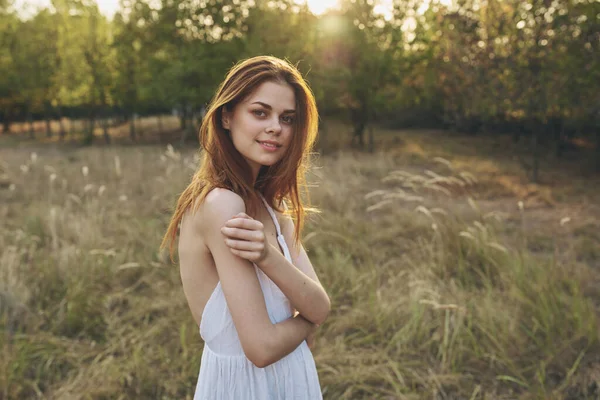 Glücklich Frau Lifestyle Feld Gras Bäume Sommerurlaub — Stockfoto