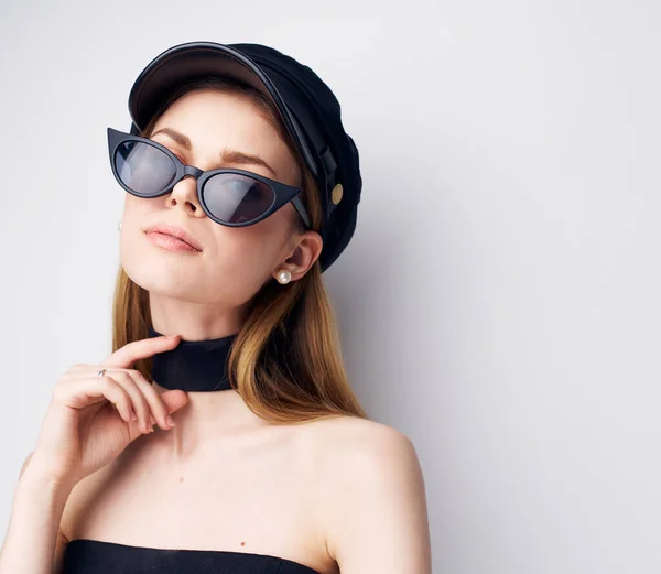 Mujer bonita ropa de moda gafas de sol encanto de lujo decoración de cerca — Foto de Stock