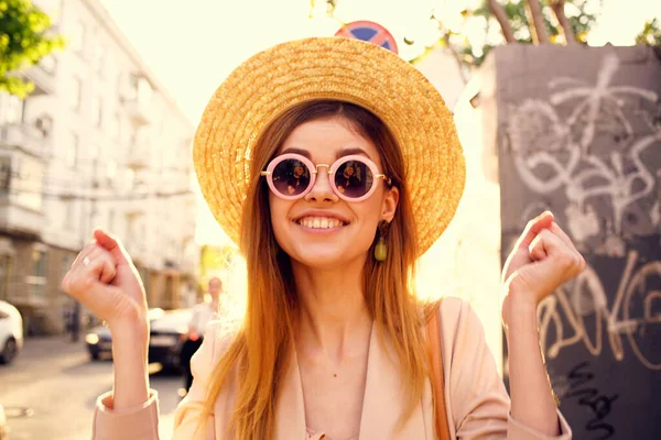 Веселая женщина в солнечных очках прошлякова на свежем воздухе в городе путешествует солнце — стоковое фото