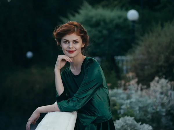 Gyönyörű csillogás nő szabadban zöld levelek modell — Stock Fotó
