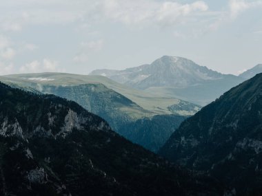 Manzara yüksek dağlar sis bulutlar doğa temiz hava