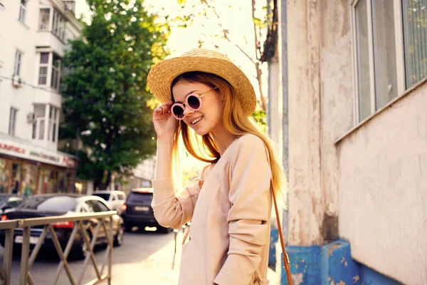 Mujer en sombrero caminando en la ciudad día soleado estilo de vida — Foto de Stock