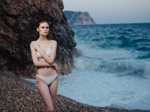 Uma Mulher Esbelta Fato Banho Costa Oceânica Foto Alta Qualidade — Fotografia de Stock
