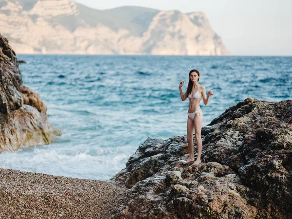 Een Slanke Vrouw Badpak Aan Oceaan Hoge Kwaliteit Foto — Stockfoto
