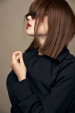 Şatafatlı, koyu renk ceketli, zarif, neşe dolu bir stüdyo. 