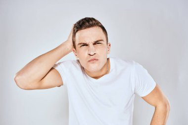 Beyaz tişörtlü hoş bir adam elleriyle jestler yapıyor. Duyguları stüdyoyu şaşırtıyor.