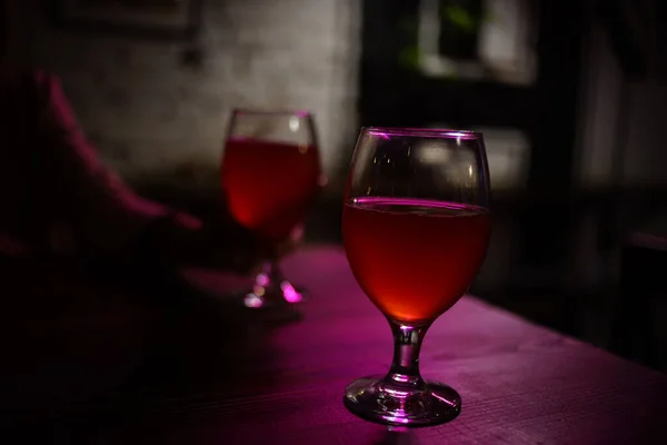 Glas met drank romantiek restaurant interieur luxe — Stockfoto