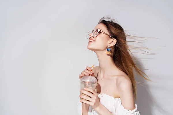 Красивая женщина аксессуары украшения напиток белое платье — стоковое фото