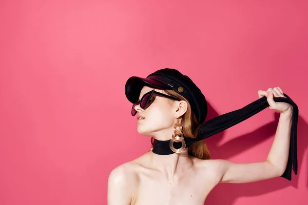 Довольно элегантная женщина ювелирные изделия темные очки студии розовый фон — стоковое фото