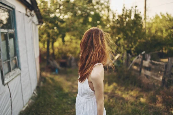 Glückliche Reisende auf dem Land in der Nähe von Gebäuden im Freien Bäume — Stockfoto