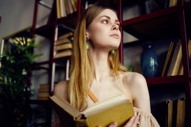 Restoran gezisinde kitap okuyan bir kadın...