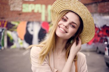 Şehirdeki kadınlar duvar yazıları yazarak geziyorlar.