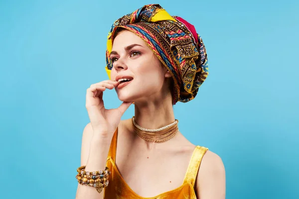 Bella donna decorazione etnicità multicolore turbante sulla testa primo piano — Foto Stock