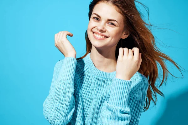 魅力的な女性ブルーセーター美しい髪型魅力的な笑顔クローズアップ — ストック写真