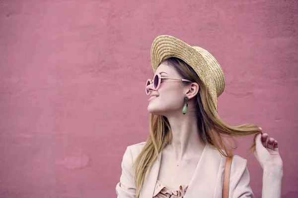 Glada kvinna i hatt utomhus gå urban stil rosa vägg — Stockfoto