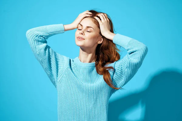 Donna allegra in blu maglione glamour switching posa vista ritagliata — Foto Stock