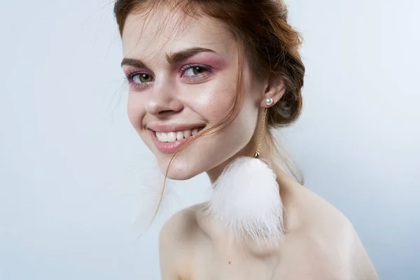 Mulher com olhos fechados ombros nus maquiagem brilhante luxo close-up — Fotografia de Stock