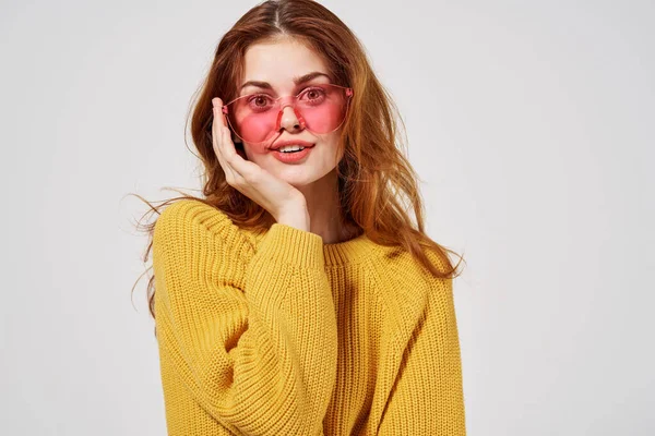 Hezká žena žlutý svetr růžové brýle půvab close-up — Stock fotografie