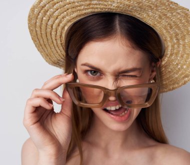 Seyyar gezici şapkalı güzel bir kadın yakın plan izole edilmiş.