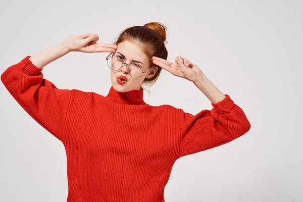 Bella donna maglione rosso mano gesto occhiali rosso labbra isolato sfondo — Foto Stock