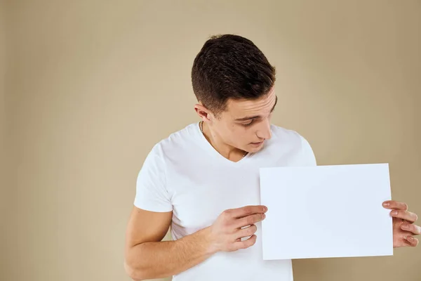 Man met wit vel papier in de hand billboard kopieerruimte kantoor — Stockfoto