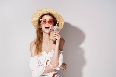 Pembe gözlüklü güzel bir kadın.