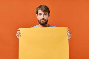 Turuncu kağıtlı adam. Poster modeli. Pazarlama izole edilmiş arka plan.
