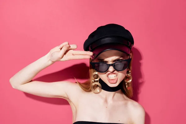 Mujer emocional con gafas de sol accesorios de joyería Glamor fondo rosa — Foto de Stock