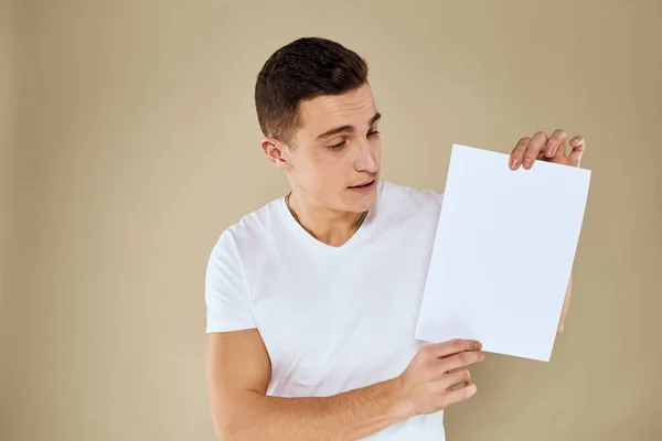 Man met wit vel papier in de hand billboard kopieerruimte kantoor — Stockfoto