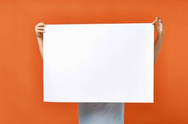 Beyaz sayfa reklam reklamcısı arka planda turuncu arka plan model poster