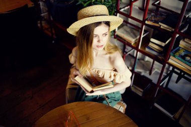 Kitap okuyan şapkalı güzel bir kadın.