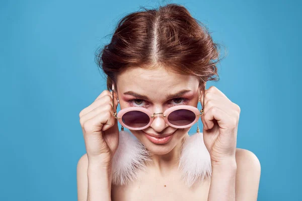 Krásná žena nahá ramena nadýchané náušnice sluneční brýle doplňky make-up — Stock fotografie