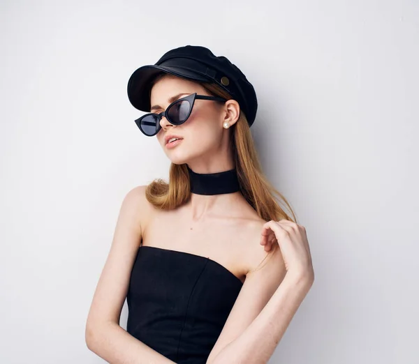 Elegancka kobieta w okularach przeciwsłonecznych czarny czapka biżuteria akcesoria zbliżenie — Zdjęcie stockowe