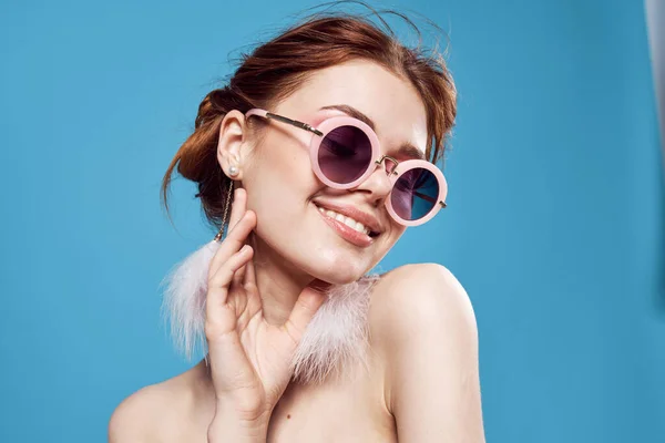 Женщина в солнечных очках серьги роскошь эмоции крупным планом синий фон — стоковое фото