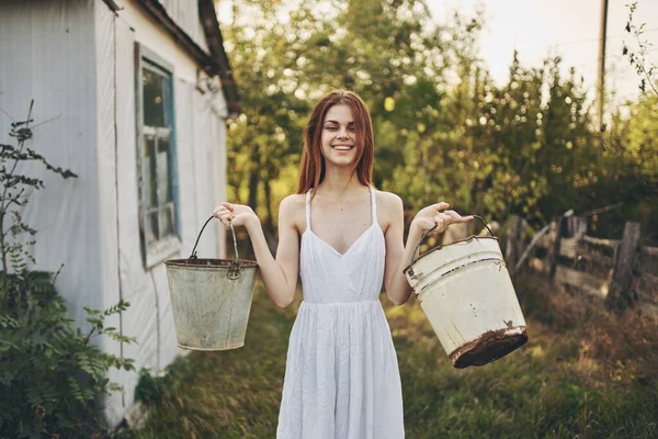 Jak to byla šťastná žena s vědrama u budovy v přírodní farmě — Stock fotografie