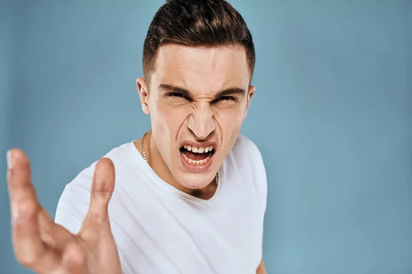 Érzelmi elégedetlen férfi vágott nézet fehér póló kék háttér — Stock Fotó