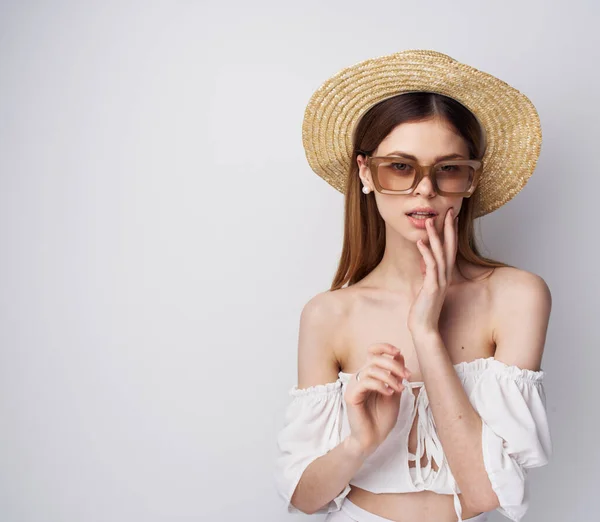 Güzel kadın, gözlüklü gözlüklü, moda stüdyosu — Stok fotoğraf