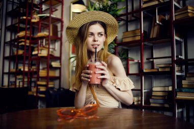 Kafe şapkalı kadın Eğer masa bardağı ve eğlence cazibesi içerse