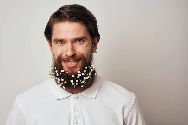 Homem Elegante Com Flores Barba Decoração Fundo Estúdio Foto Alta — Fotografia de Stock