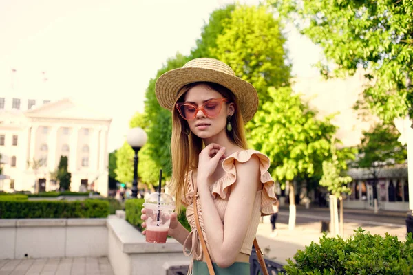 Mujer bonita en un sombrero y gafas en la calle al aire libre en el paseo del parque — Foto de Stock